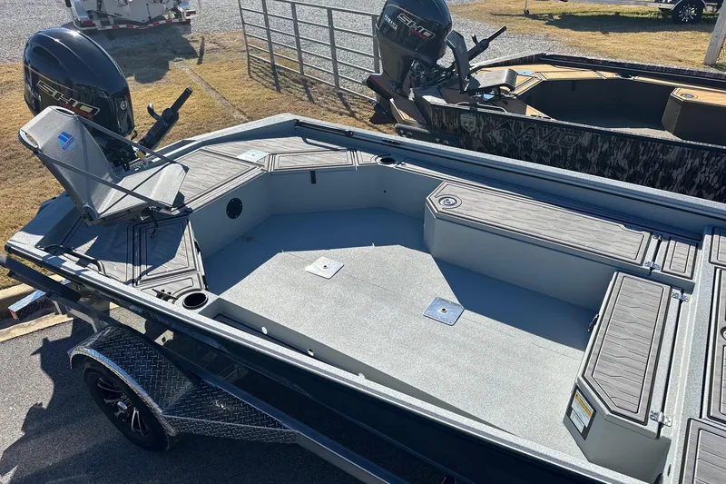 Slide: The Image of 2026 Avid 18 Commander boat with spacious deck and modern design. - 12