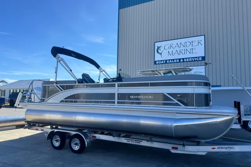 The Image of 2026 Bennington 23 SSR pontoon boat at Grander Marine dealership. - 1