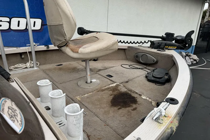 Slide: The Image of 2000 Crestliner 1650 Fish Hawk boat interior with seat and fishing rod holders. - 10