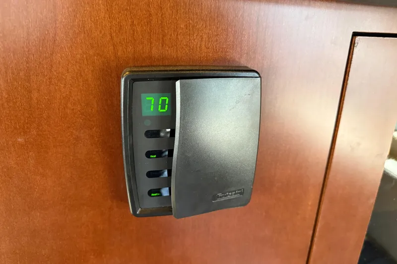 Slide: The Image of Thermostat on 2006 Sea Ray 44 Sedan Bridge yacht, displaying 70 degrees. - 21