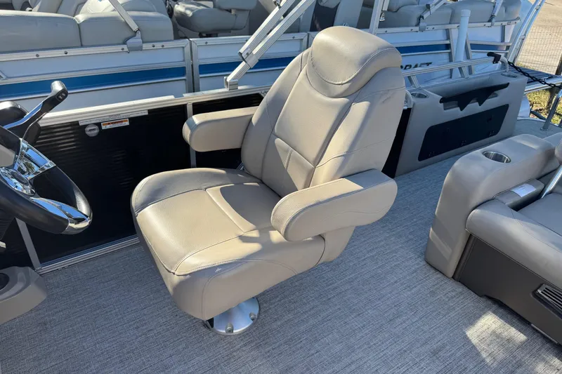 Slide: The Image of Captain's chair on 2021 Avalon LSZ 2485 pontoon boat, featuring luxurious seating and modern design. - 18