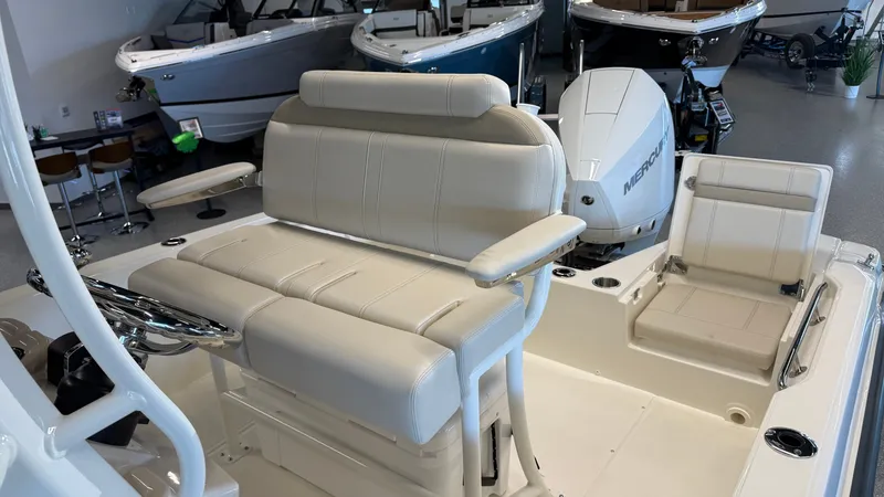 Slide: The Image of Boston Whaler 220 Dauntless 2026 - 10