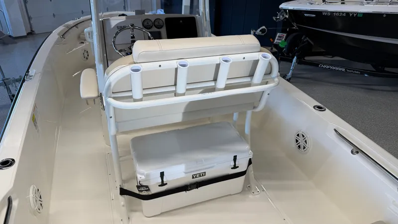 Slide: The Image of Boston Whaler 220 Dauntless 2026 - 11