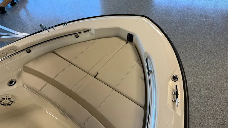 Slide: The Image of Boston Whaler 220 Dauntless 2026 - 13