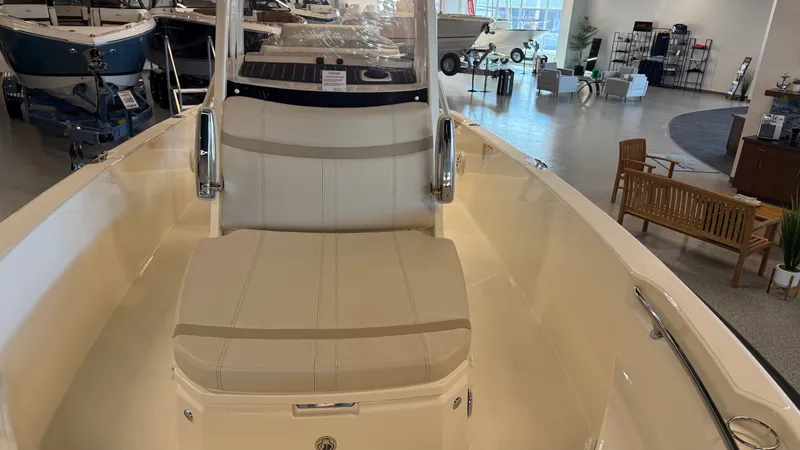 Slide: The Image of Boston Whaler 220 Dauntless 2026 - 14