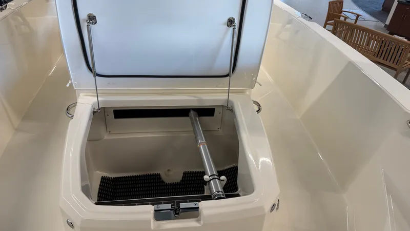 Slide: The Image of Boston Whaler 220 Dauntless 2026 - 15