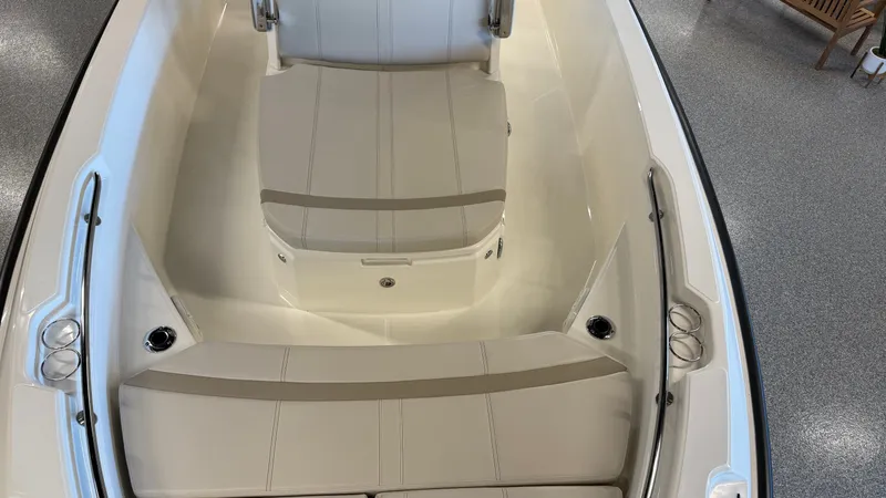 Slide: The Image of Boston Whaler 220 Dauntless 2026 - 16