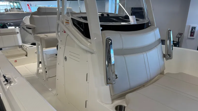 Slide: The Image of Boston Whaler 220 Dauntless 2026 - 17