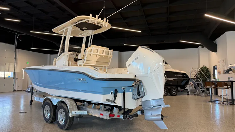 Slide: The Image of Boston Whaler 220 Dauntless 2026 - 4