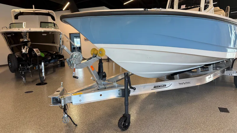 Slide: The Image of Boston Whaler 220 Dauntless 2026 - 6