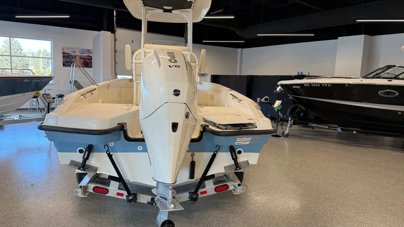 Slide: The Image of Boston Whaler 220 Dauntless 2026 - 7