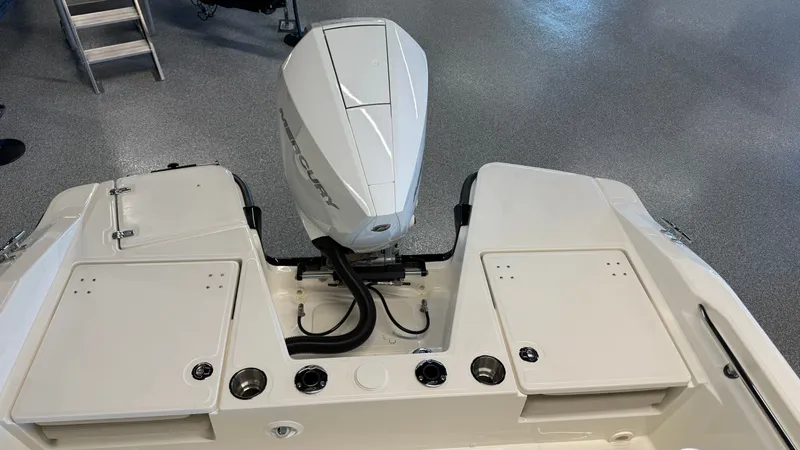 Slide: The Image of Boston Whaler 220 Dauntless 2026 - 8