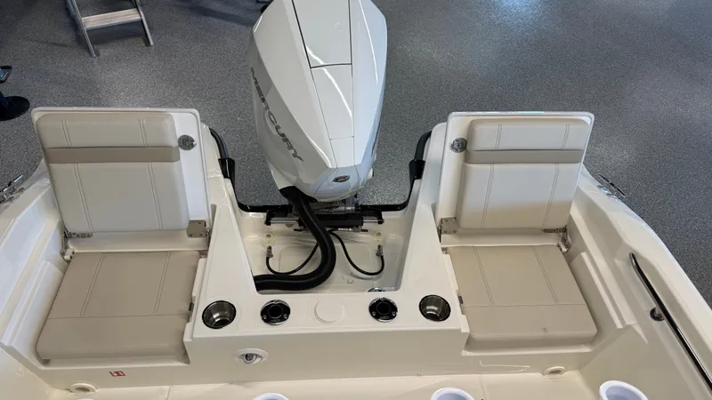 Slide: The Image of Boston Whaler 220 Dauntless 2026 - 9