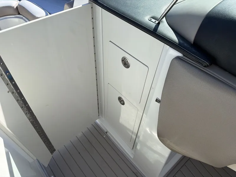 Slide: The Image of Crownline Boats E29 XS 2018 - 12