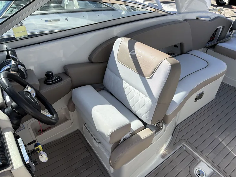 Slide: The Image of Crownline Boats E29 XS 2018 - 13