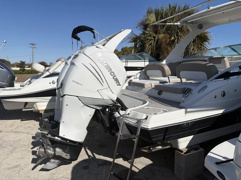 Slide: The Image of Crownline Boats E29 XS 2018 - 16