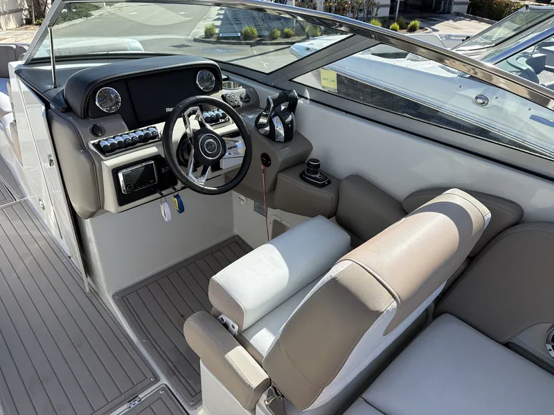 Slide: The Image of Crownline Boats E29 XS 2018 - 20