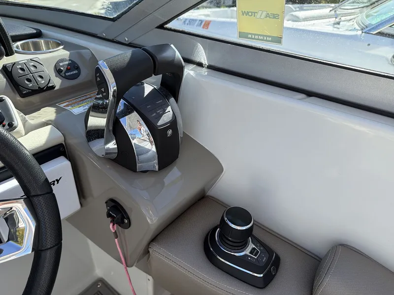 Slide: The Image of Crownline Boats E29 XS 2018 - 21