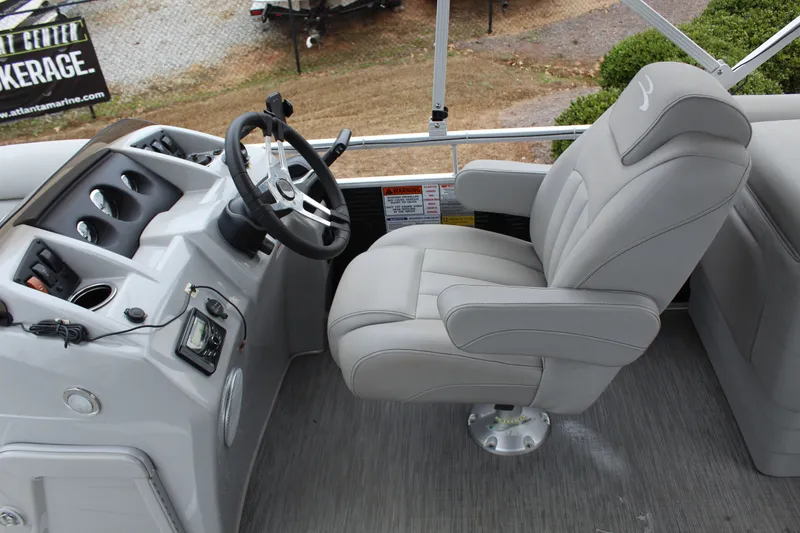 Slide: The Image of Tracker FB 20 DLX 2023 - 10