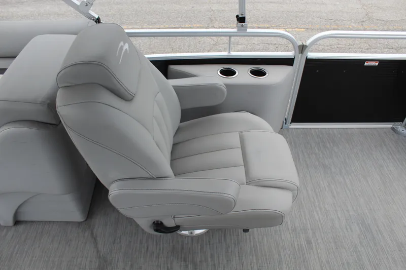 Slide: The Image of Tracker FB 20 DLX 2023 - 11