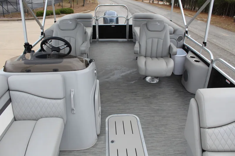 Slide: The Image of Tracker FB 20 DLX 2023 - 12