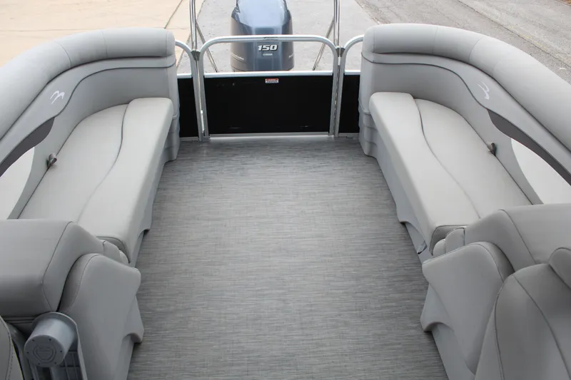 Slide: The Image of Tracker FB 20 DLX 2023 - 13