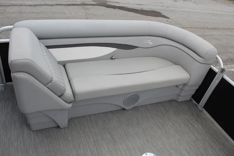 Slide: The Image of Tracker FB 20 DLX 2023 - 16