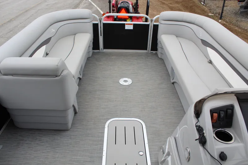 Slide: The Image of Tracker FB 20 DLX 2023 - 17