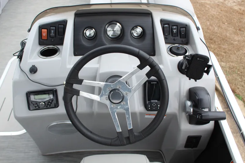 Slide: The Image of Tracker FB 20 DLX 2023 - 9