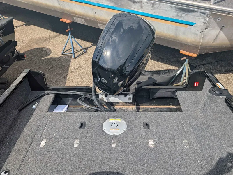 Slide: The Image of Lund 1650 Rebel XL Tiller 2025 - 8