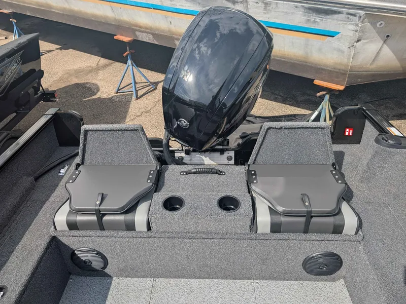 Slide: The Image of Lund 1650 Rebel XL Tiller 2025 - 9