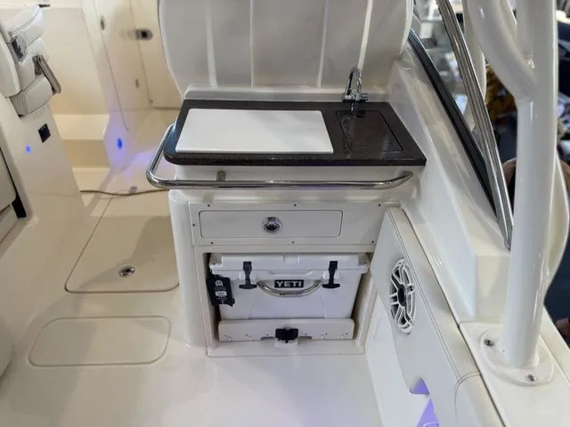 Slide: The Image of Scout 255 Dorado 2026 - 53