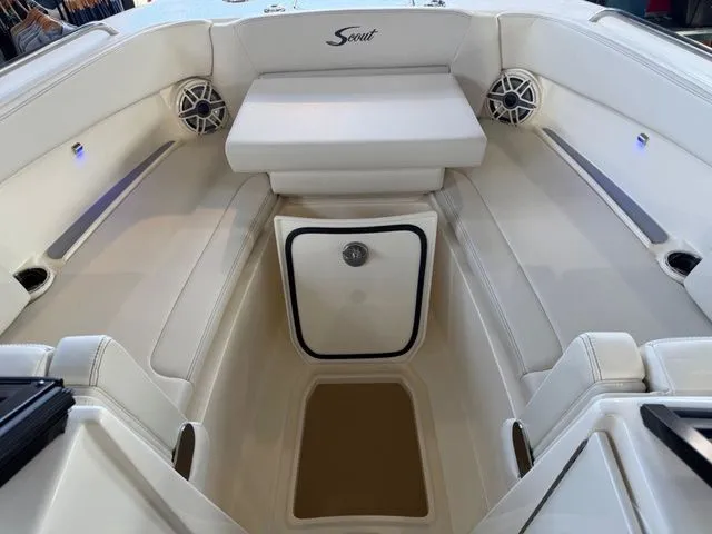 Slide: The Image of Scout 255 Dorado 2026 - 75