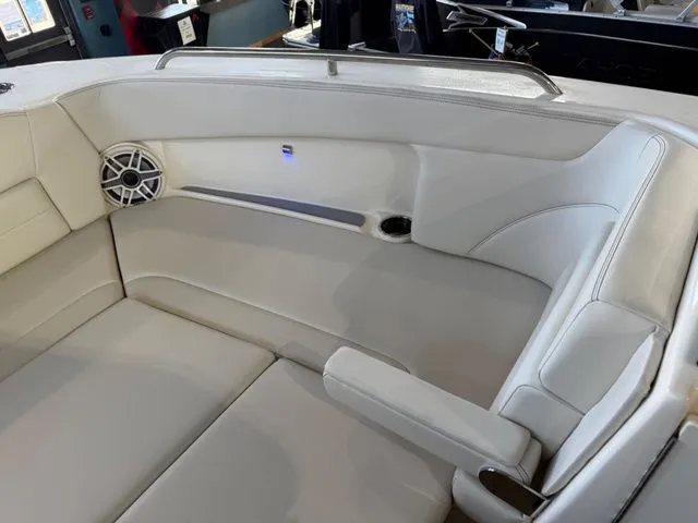 Slide: The Image of Scout 255 Dorado 2026 - 76