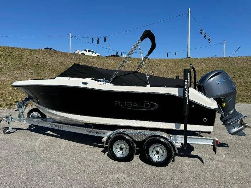 Slide: The Image of Robalo R207 Dual Console 2026 - 37