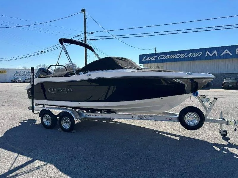 Slide: The Image of Robalo R207 Dual Console 2026 - 38