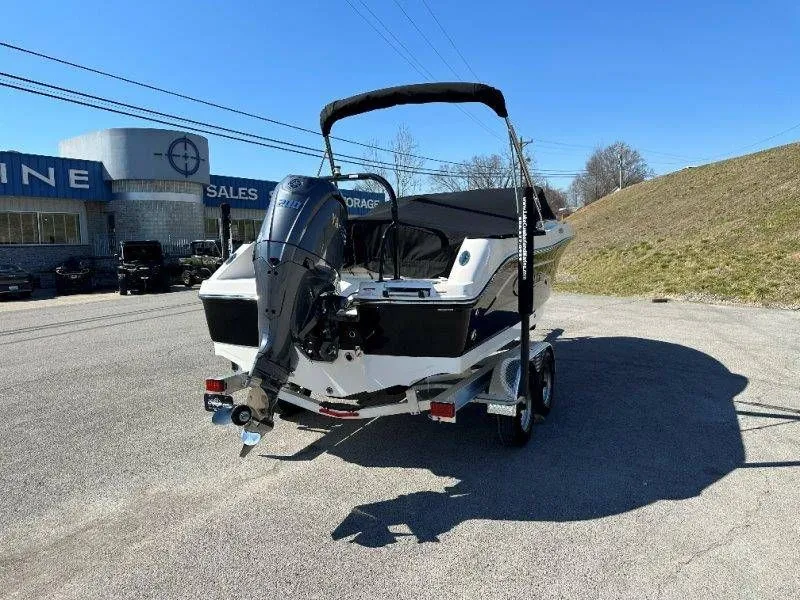 Slide: The Image of Robalo R207 Dual Console 2026 - 40