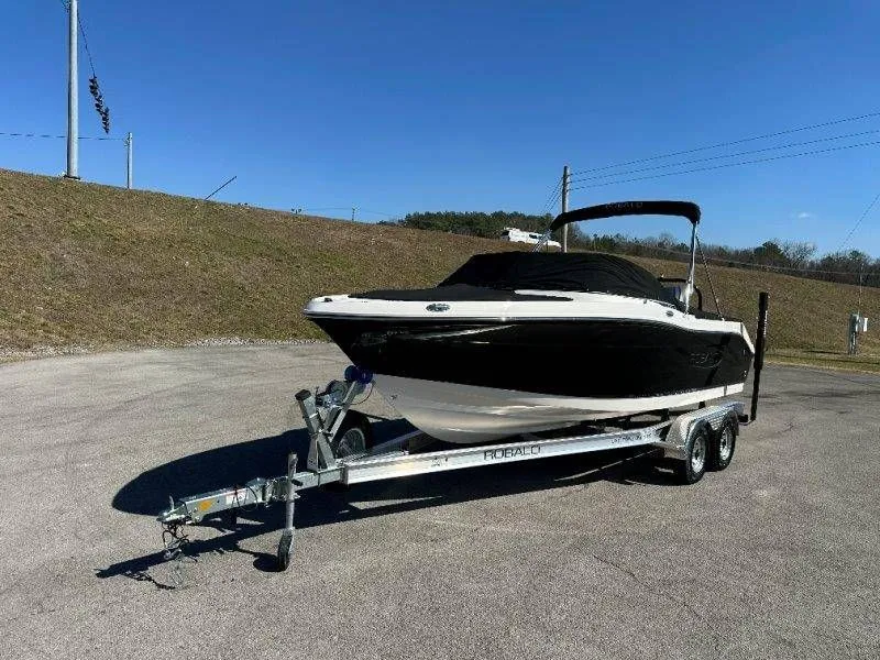 Slide: The Image of Robalo R207 Dual Console 2026 - 41