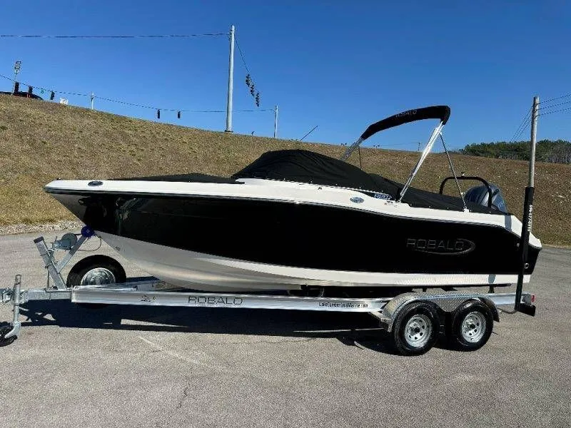 Slide: The Image of Robalo R207 Dual Console 2026 - 42