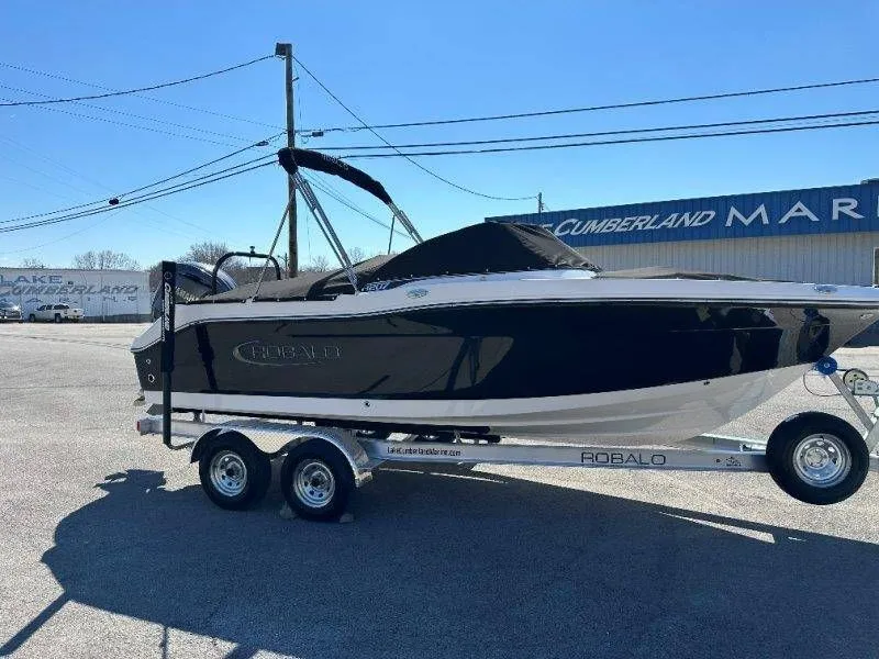 Slide: The Image of Robalo R207 Dual Console 2026 - 43