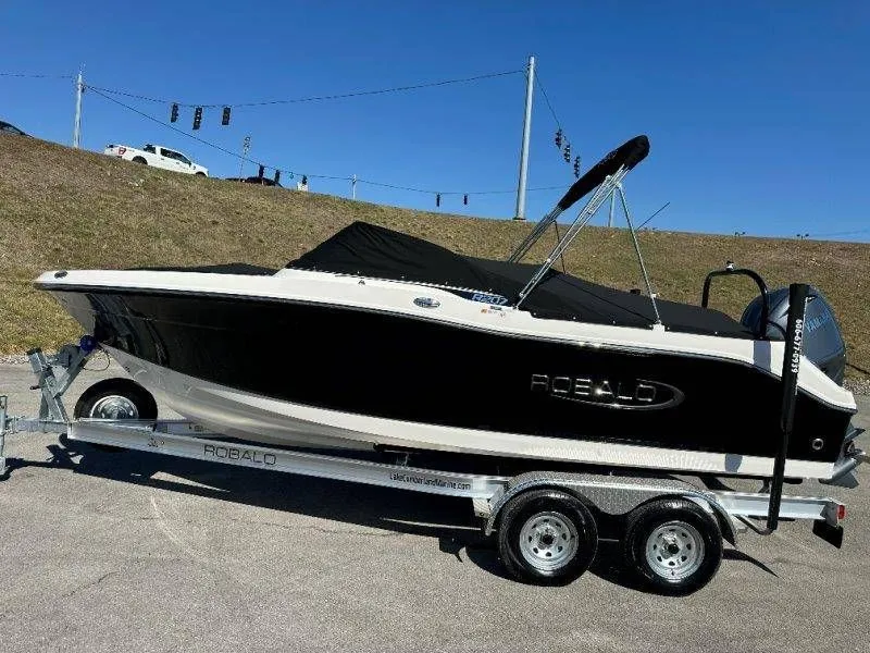 Slide: The Image of Robalo R207 Dual Console 2026 - 47