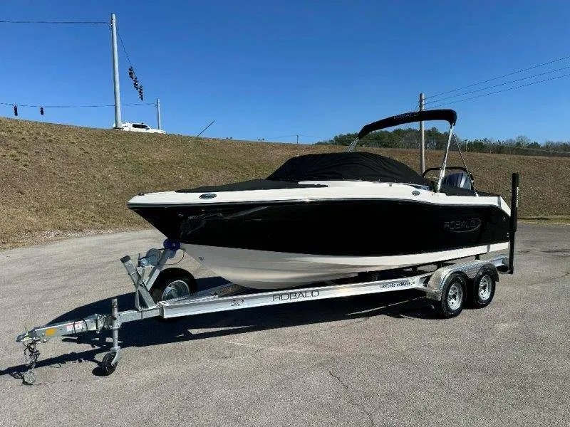 Slide: The Image of Robalo R207 Dual Console 2026 - 49