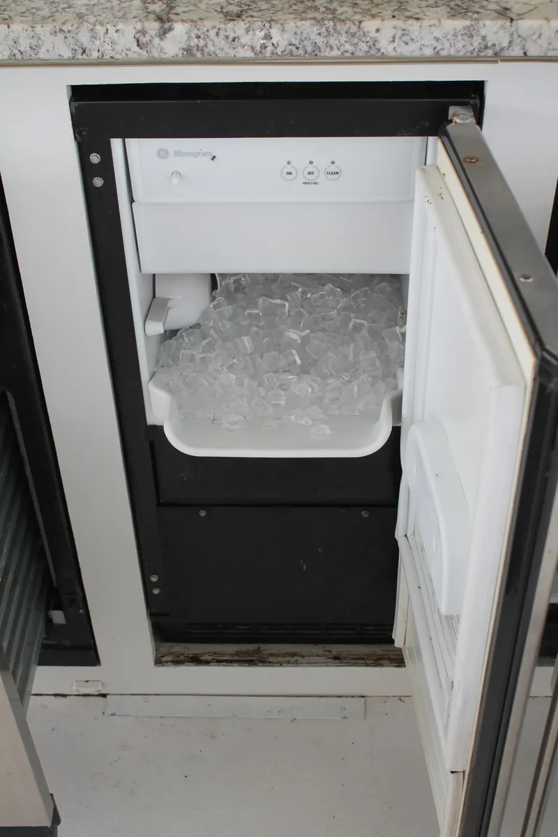Slide: The Image of Ice maker on 2008 Sharpe 105 Custom Houseboat, filled with ice cubes. - 47