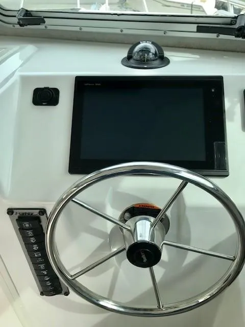 Slide: The Image of Steering console of Parker 2520 XL Sport Cabin 2017. - 11