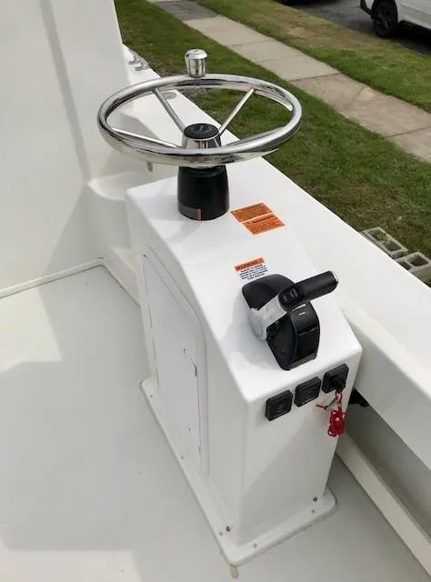 Slide: The Image of Helm of Parker 2520 XL Sport Cabin boat, year 2017. - 22
