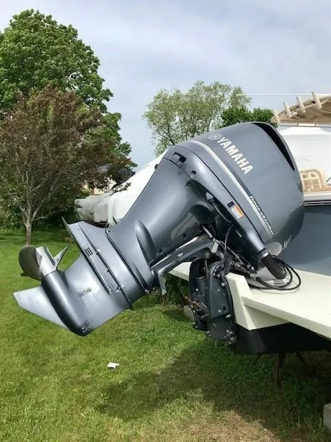 Slide: The Image of Yamaha outboard motor on Parker 2520 XL Sport Cabin, 2017. - 23