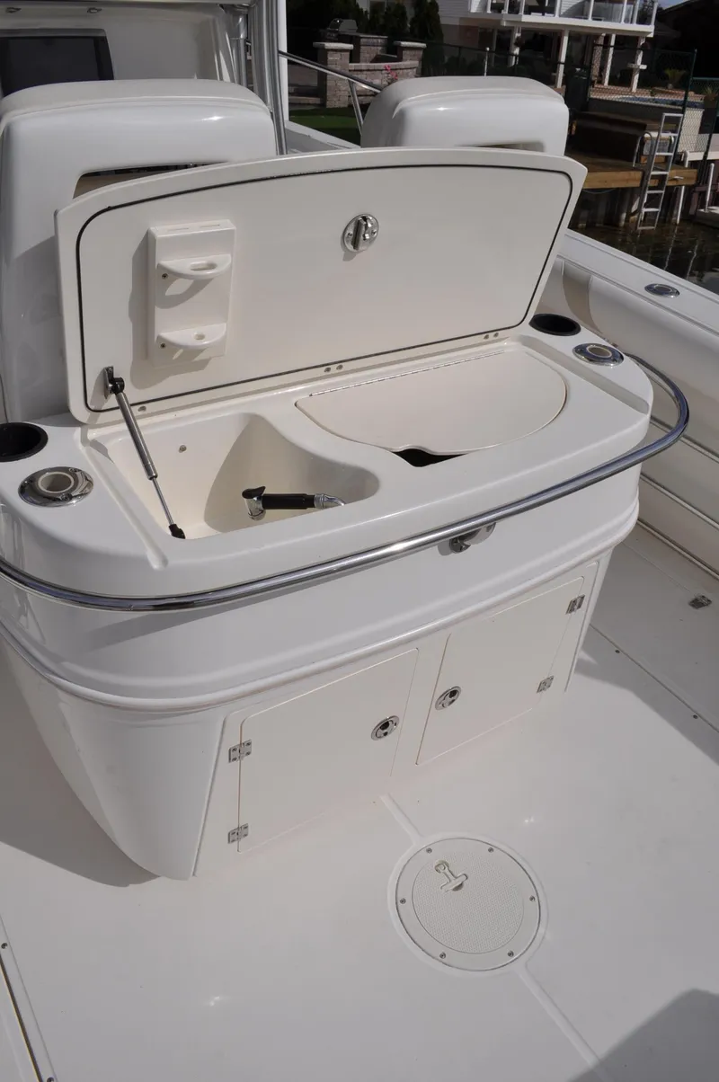 Slide: The Image of Boston Whaler 320 Outrage 2006, open deck with storage compartment. - 18