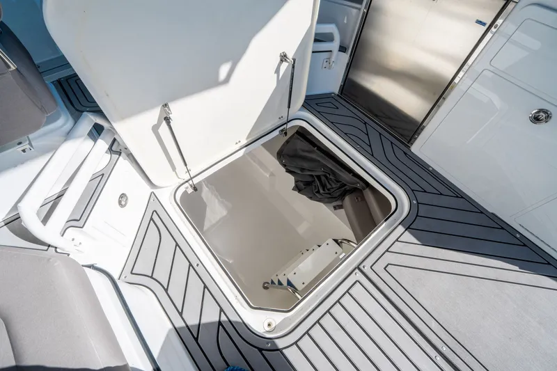 Slide: The Image of Hurricane SunDeck 3200 OB 2026 - 30