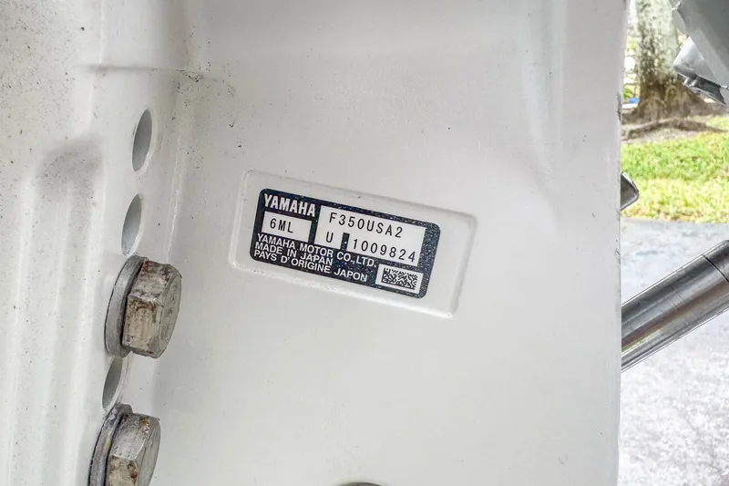 Slide: The Image of Hurricane SunDeck 3200 OB 2026 - 7