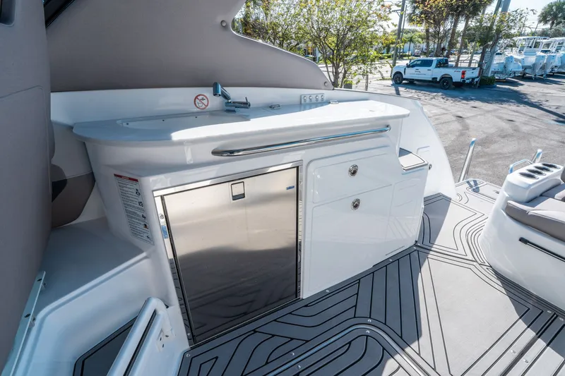 Slide: The Image of Hurricane SunDeck 3200 OB 2026 - 12